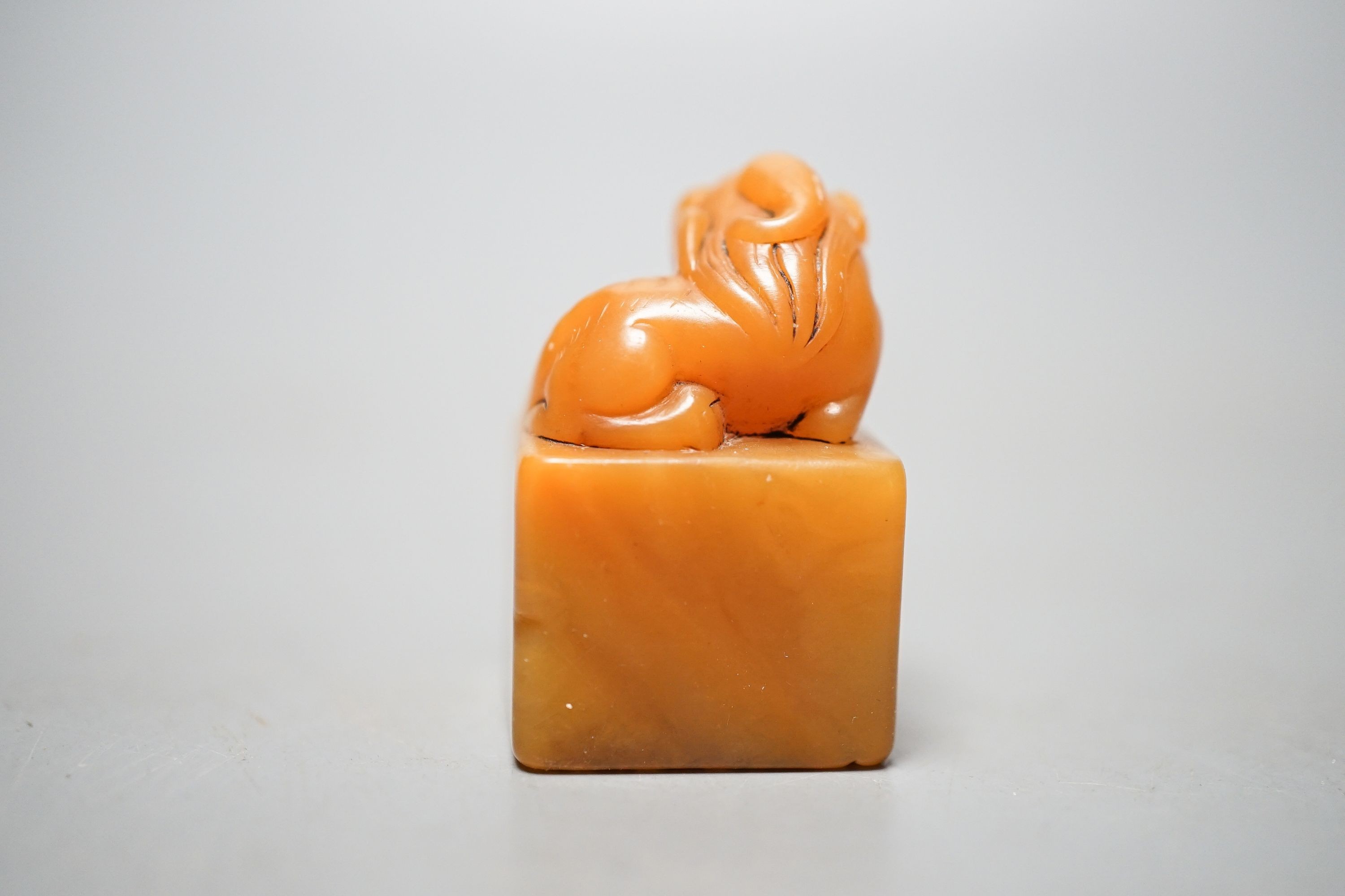 A Chinese Shoushan stone seal, early 20th century, lion-dog finial 3cm